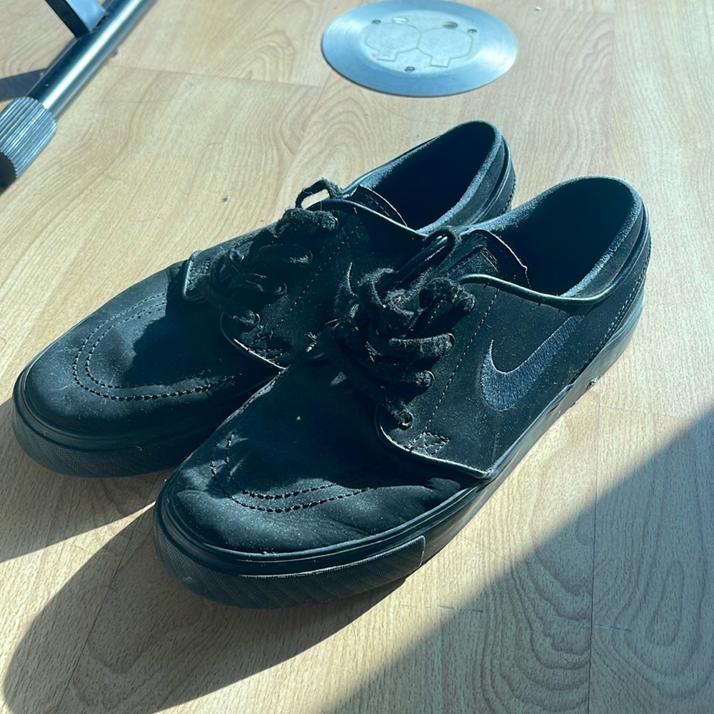 All black Nike Janowskis